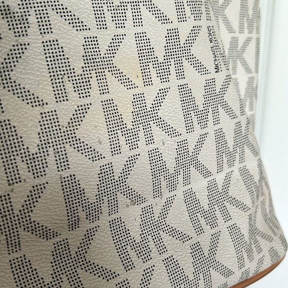 Michael Kors Classic MK Tote - Picture 3 of 4